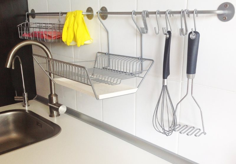 Sécheuse sur garde-corps près de l'évier de la cuisine