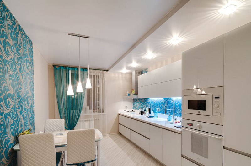 Organisation der Beleuchtung in einer Küche mit weißen Möbeln