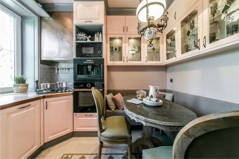 Interiorul unei mici bucătării în culori luminoase