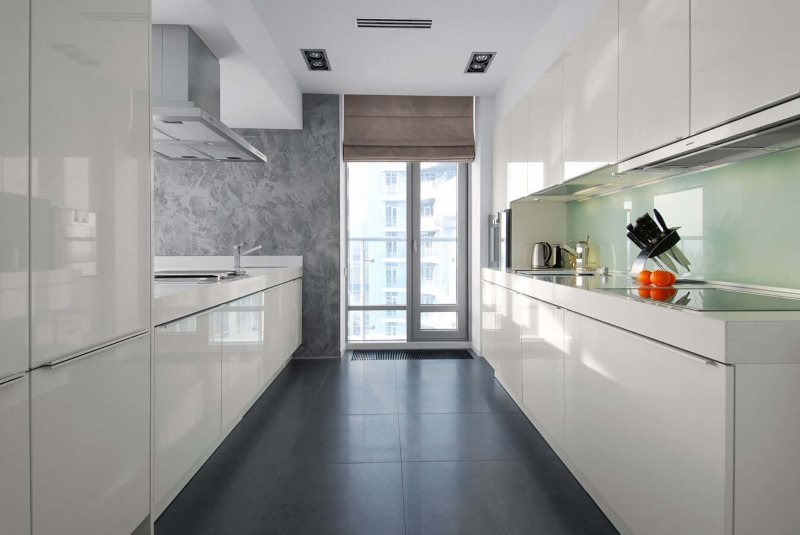 Schmale Hightech-Küche mit grauem Boden