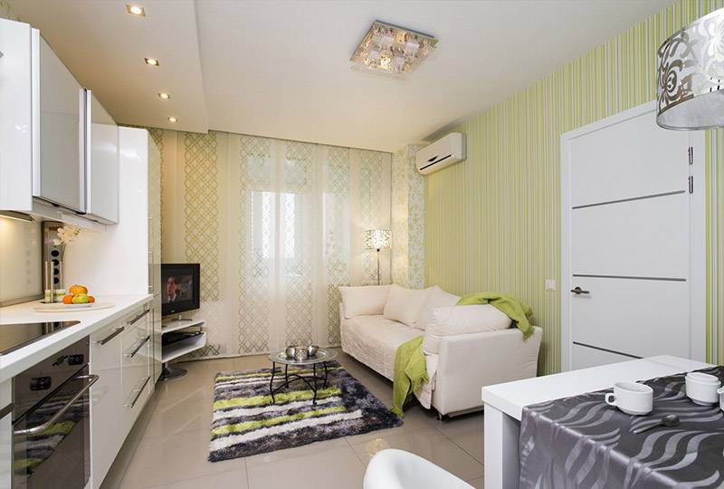 Λευκός καναπές στην κουζίνα-καθιστικό έκτασης 14 τ.μ.