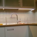 Küchenspüle leuchtet mit LED-Streifen