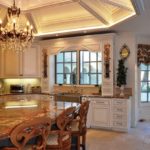 Holzstühle mit geschnitzten Rücken