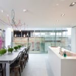 Farbige Drähte mit Glühbirnen an der Küchendecke