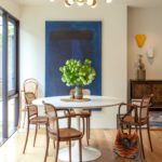 Frische Blumen auf dem Esstisch