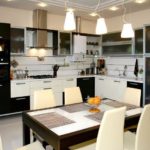 Eckkopfhörer mit schwarzen Fassaden