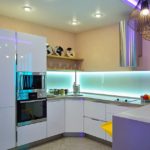 kombinierte Beleuchtung einer kleinen Küche