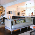 Holzsofa in der Wohnküche