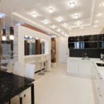 Scheinwerfer auf einer weißen Gipskartondecke