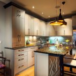 Lampe über der Kücheninsel mit Spüle