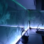 Glasoberfläche der Küchenschürze