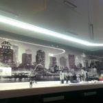 Nachtstadt auf einem Glasküchenschutzblech