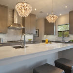 Zwei Glasleuchter im Inneren der Küche