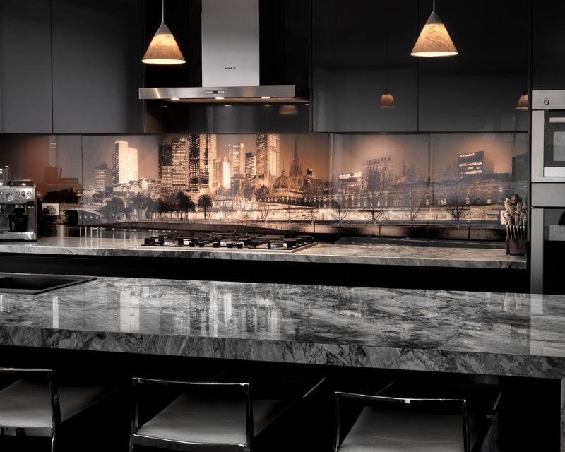 Skinali en el interior de la cocina gris.