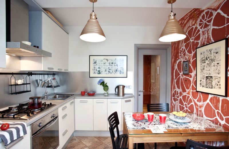 Perete din teracotă într-o bucătărie mică