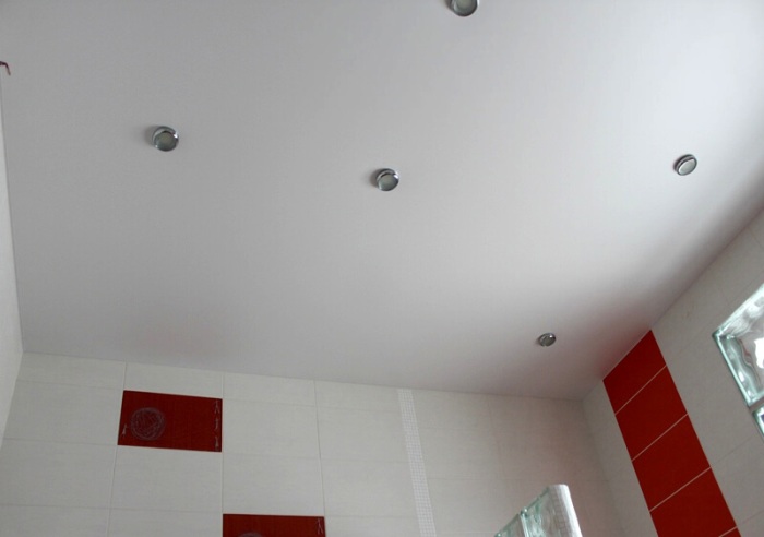 Projecteurs dans la salle de bain.