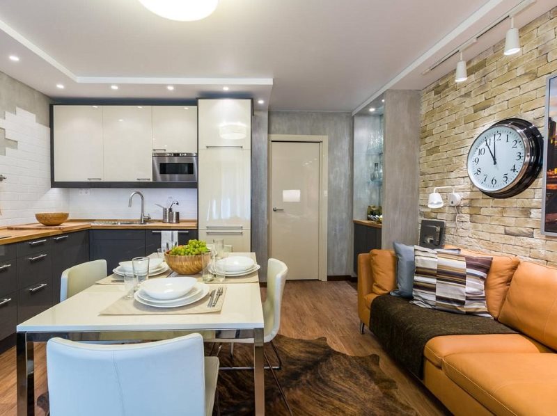 Δερμάτινος καναπές στο εσωτερικό της κουζίνας-σαλόνι