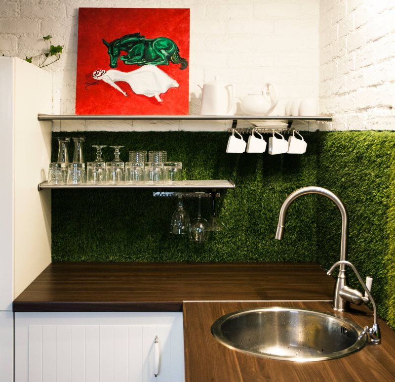 Βοτανική ποδιά στο χώρο εργασίας μιας σύγχρονης κουζίνας