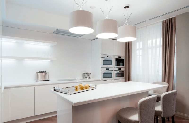 Drei Lampen über der Bar in der Küche