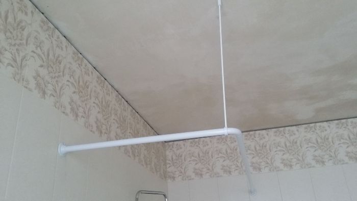 Corniche d'angle dans la salle de bain.