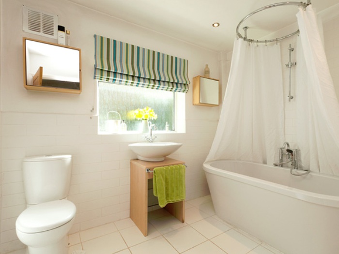 Avant-toit rond dans une salle de bain.