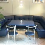 U-shaped kitchen corner with blue upholstery