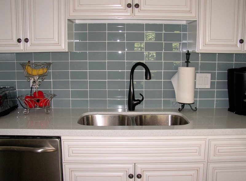 Cerdo de baldosas grises en una cocina faotuk