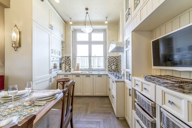 Schmaler Kücheninnenraum im Provence-Stil