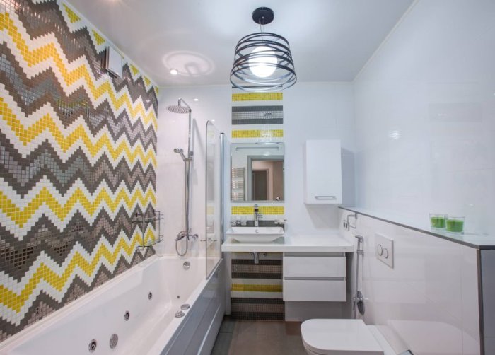 Motifs colorés sur le mur de la salle de bain.