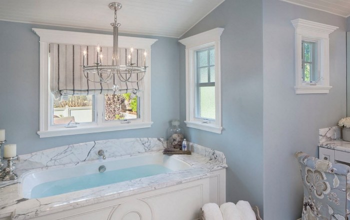 Salle de bain étroite.