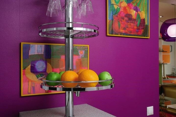 Fruits dans un panier sur une balustrade verticale