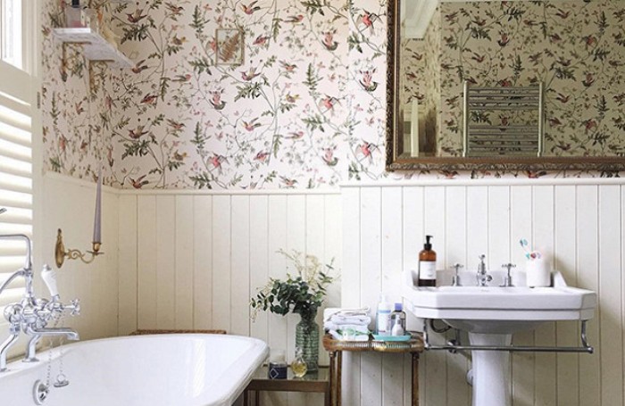 Papier peint sur les murs de la salle de bain.