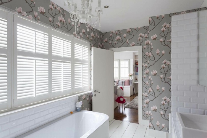 Papier peint gris dans la salle de bain.