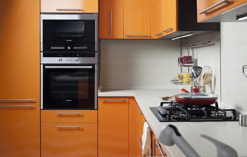 Μοντέρνα κουζίνα με ενσωματωμένες συσκευές