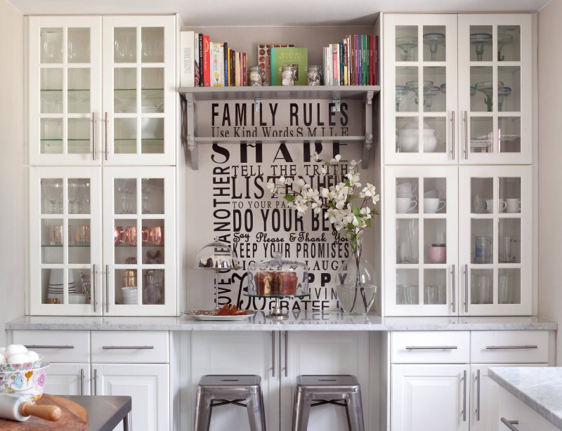 Ενσωματωμένο τραπέζι για δύο σε μια κουζίνα 9 τετραγωνικών μέτρων