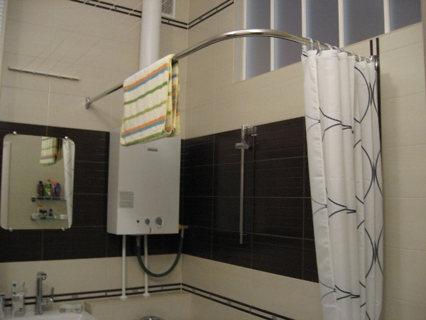 Tringle à rideau en acier chromé.