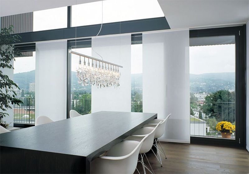 Perdele albe de perdele japoneze într-o cameră cu ferestre panoramice