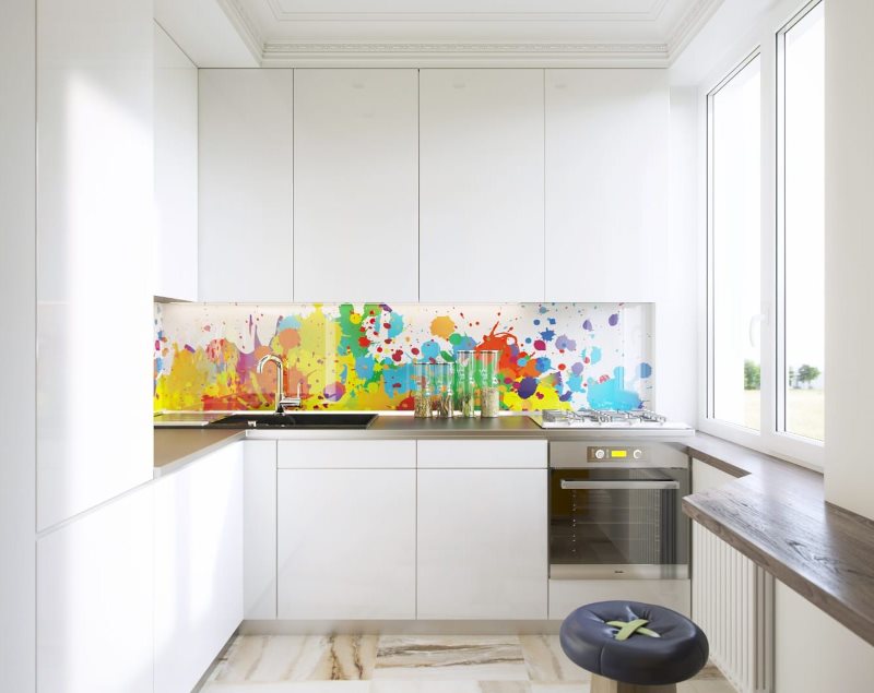 Τυπωμένη γυάλινη ποδιά σε μια άσπρη κουζίνα