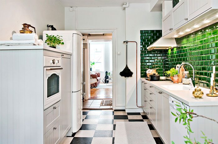 Delantal de contraste en una cocina rústica