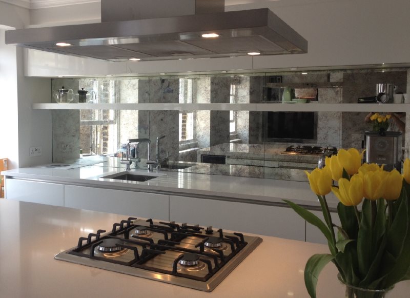 Tablier miroir dans la zone de travail de la cuisine