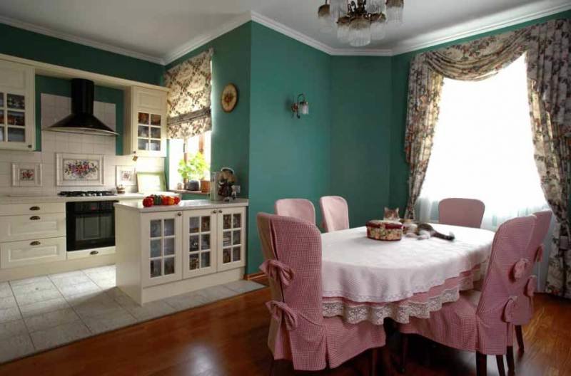 Huse roz pe spatele înalt al scaunelor de bucătărie