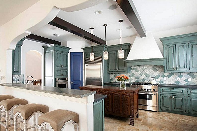 Vigas oscuras en el techo blanco de la cocina