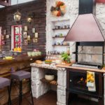 Μπάρμπεκιου στο ξύλο στην καλοκαιρινή κουζίνα