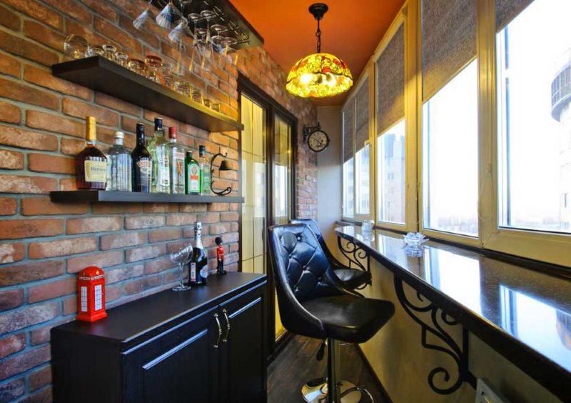 Comptoir de bar sur le balcon isolé d'un appartement en ville