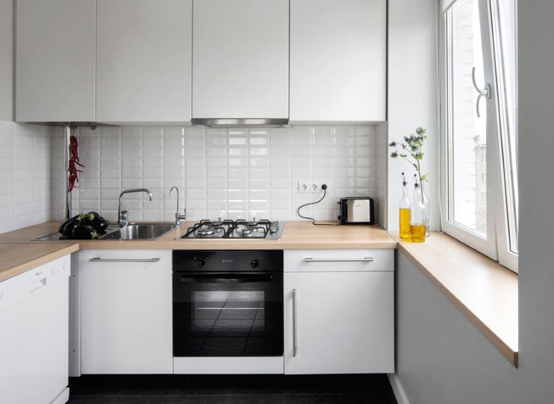 Λευκή ποδιά κουζίνας με πλακάκια