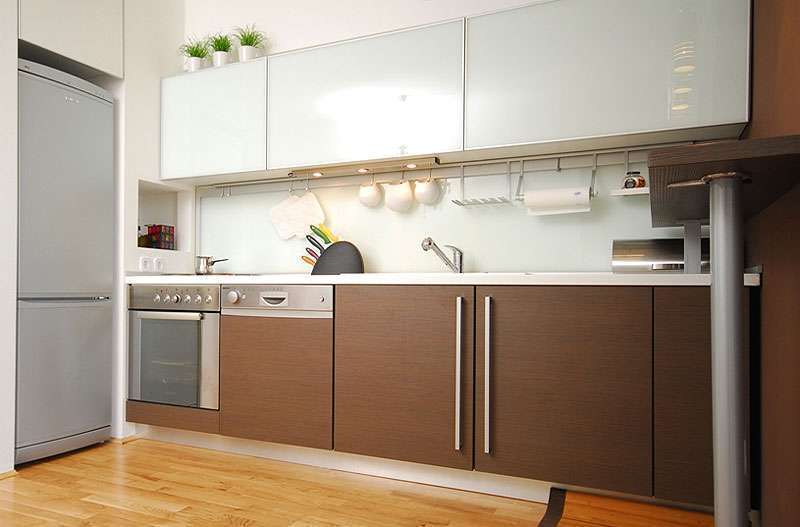 Cocina lineal de estilo moderno con fachadas color chocolate.