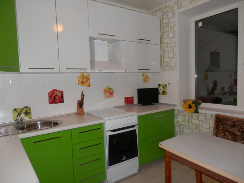 White-green corner headset