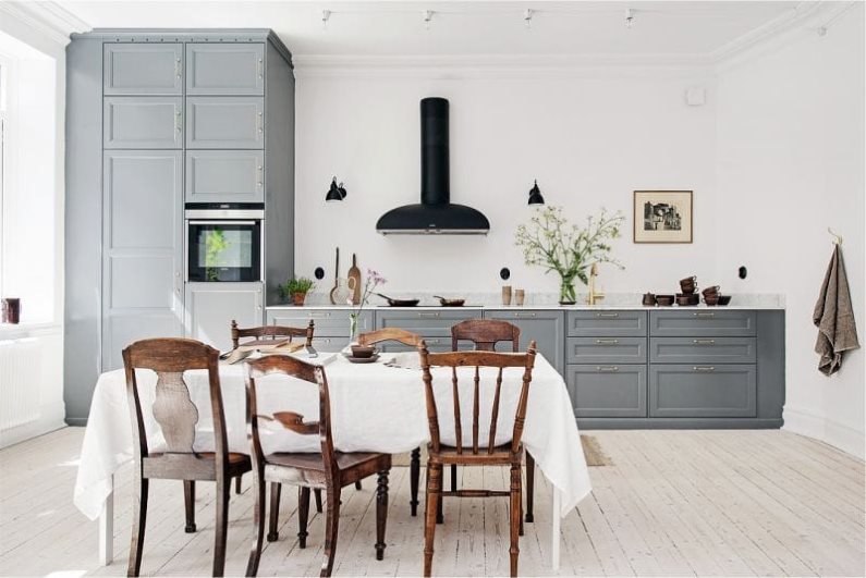 Бяла покривка на кухненска трапезна маса