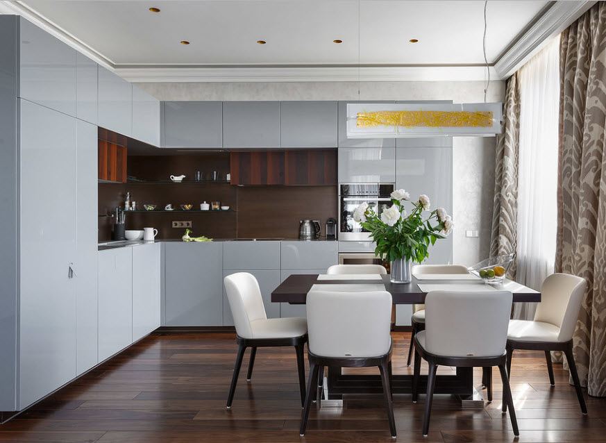 Hoekset met gladde gevels in de keuken met laminaatvloer