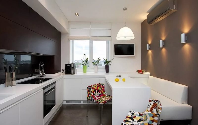 Meubles blancs dans la cuisine avec un canapé